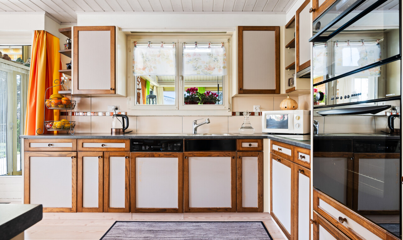 cuisine avec light floor, four double, armoires marron moyen, medium brown cabinets, et two tone kitchen