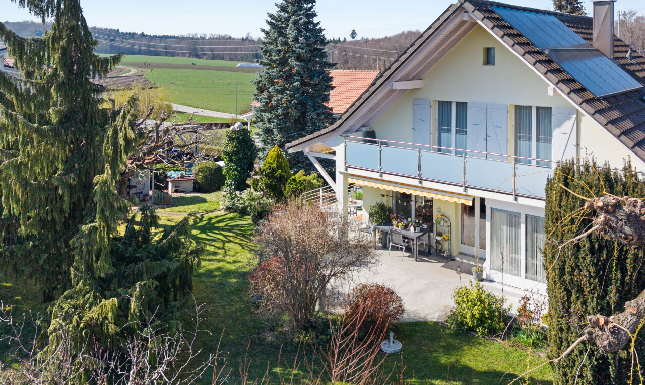 außenansicht mit balkon, terrasse, rasen, schornstein, und day time