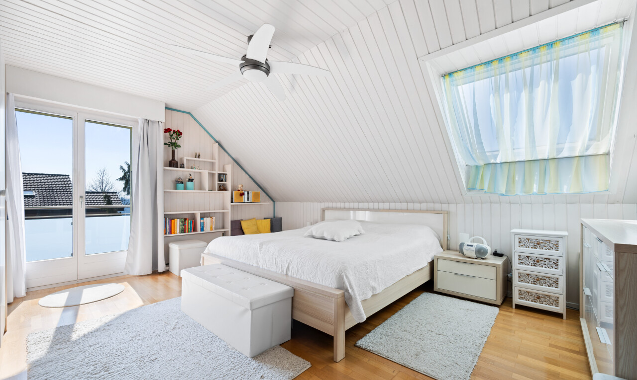zimmer / schlafzimmer mit zusätzliches zimmer, wood finish floor, holzfußboden, low ceiling, und niedrige decke