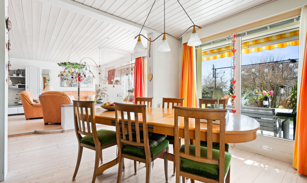 esszimmer mit inside property, wood finish floor, holzfußboden, wood ceiling, und holzdecke