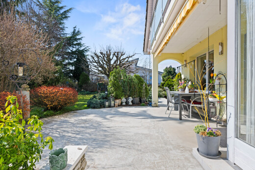 patio / terrace with outdoor dining area
