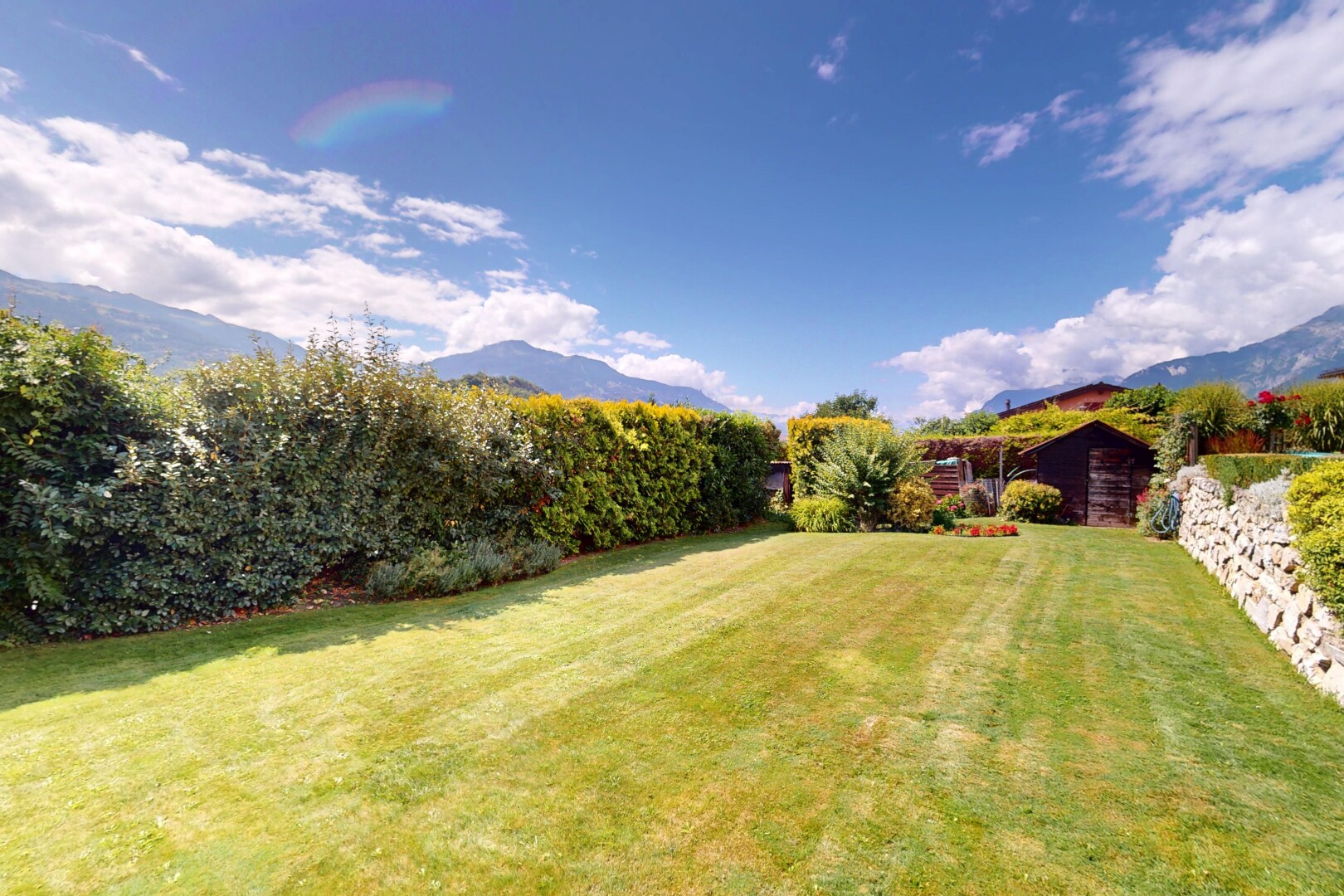 garten mit blick auf die berge, mountain view, day time, und rasen