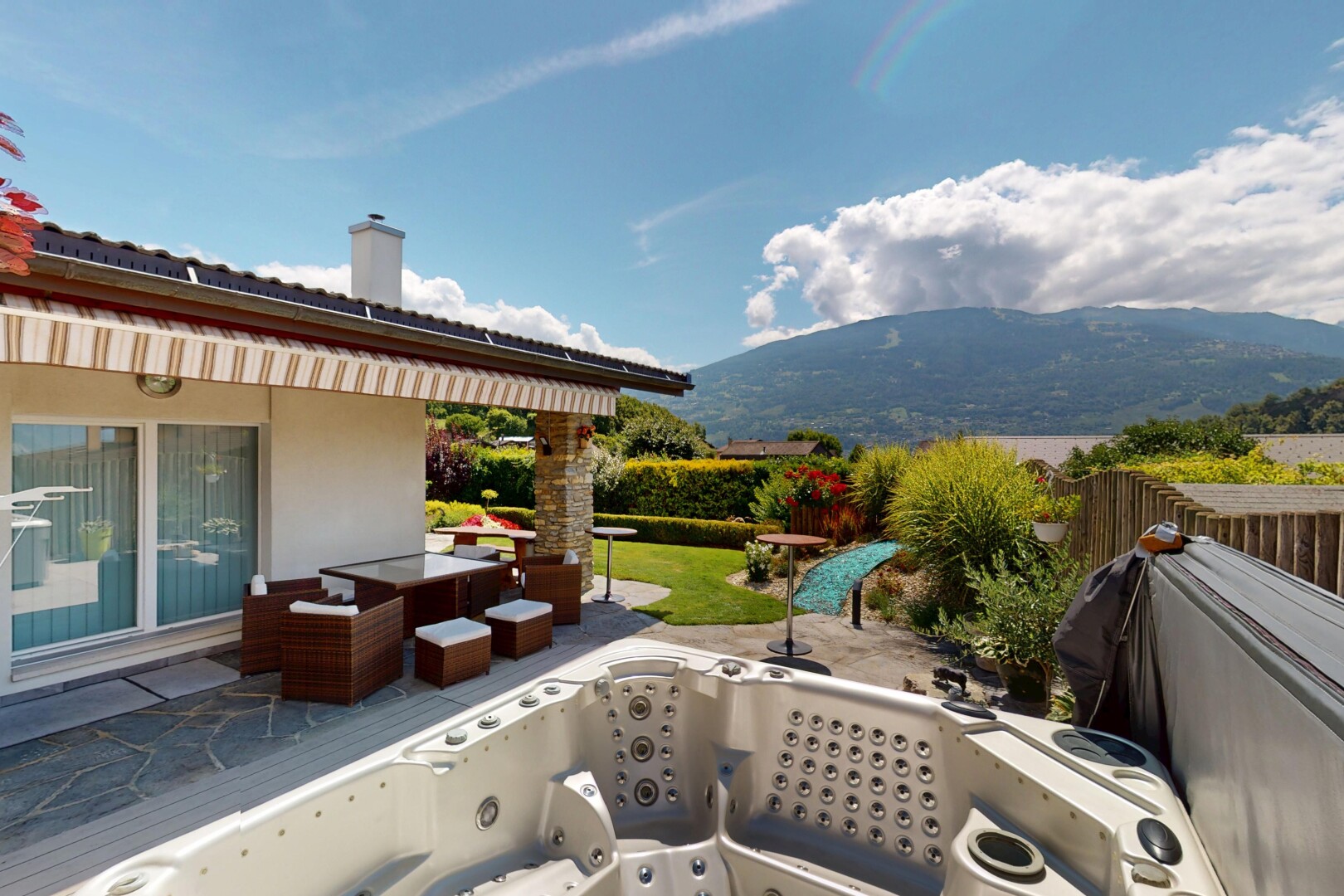 balkon mit blick auf die berge, mountain view, day time, und terrasse