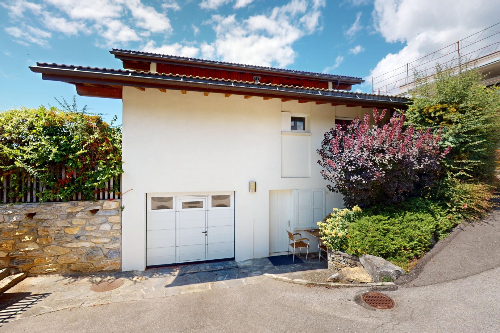 außenansicht mit eingebaute garage, property visible, day time, stuckverkleidung, und auffahrt
