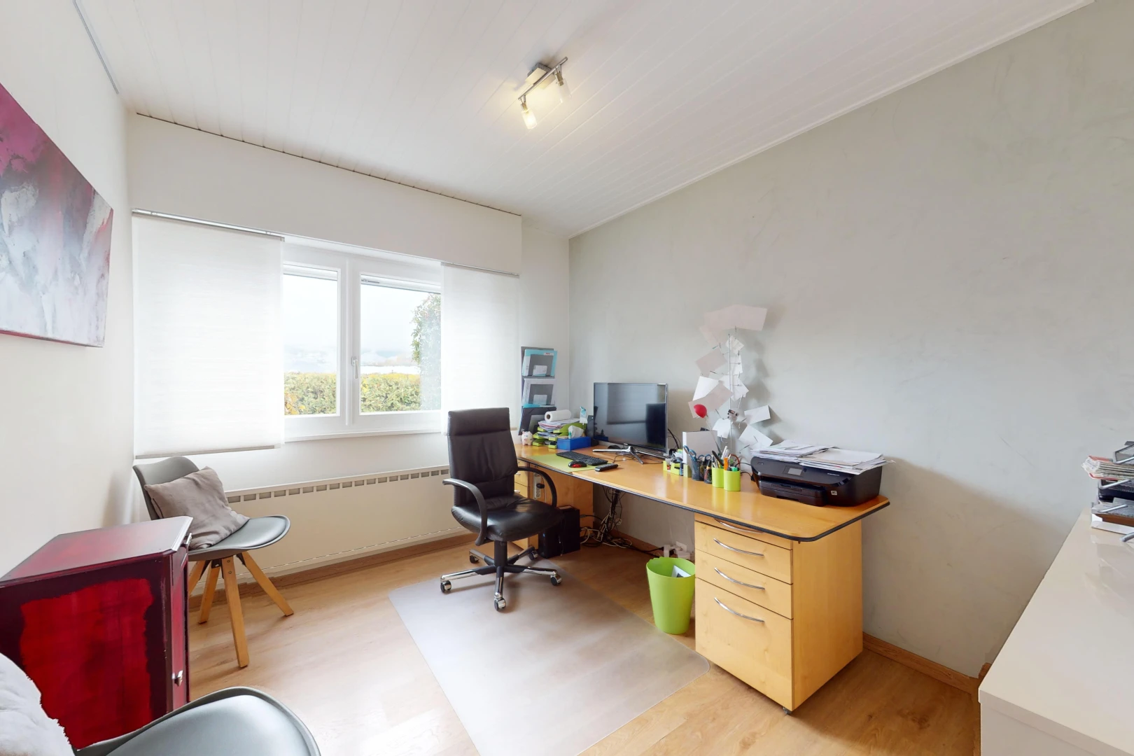 büro mit fernseher, natürliches licht, und parkettboden
