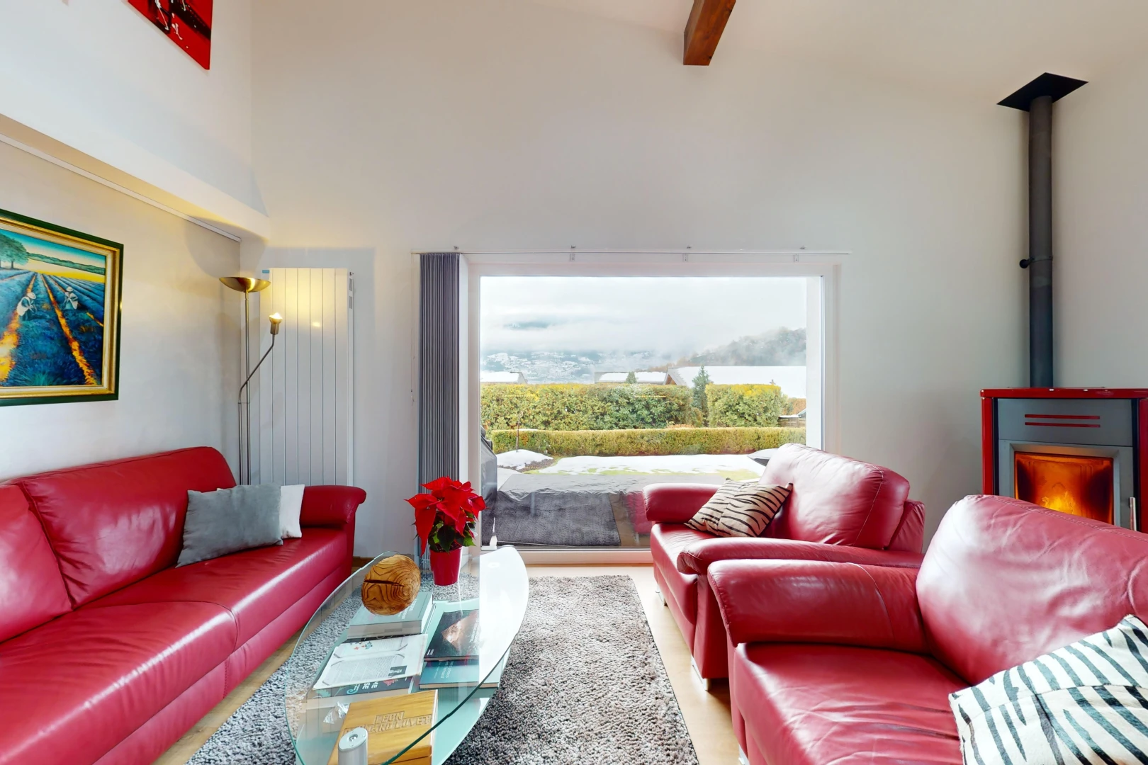 wohnzimmer mit parkettboden, balkendecke, natürliches licht, und hohe decke