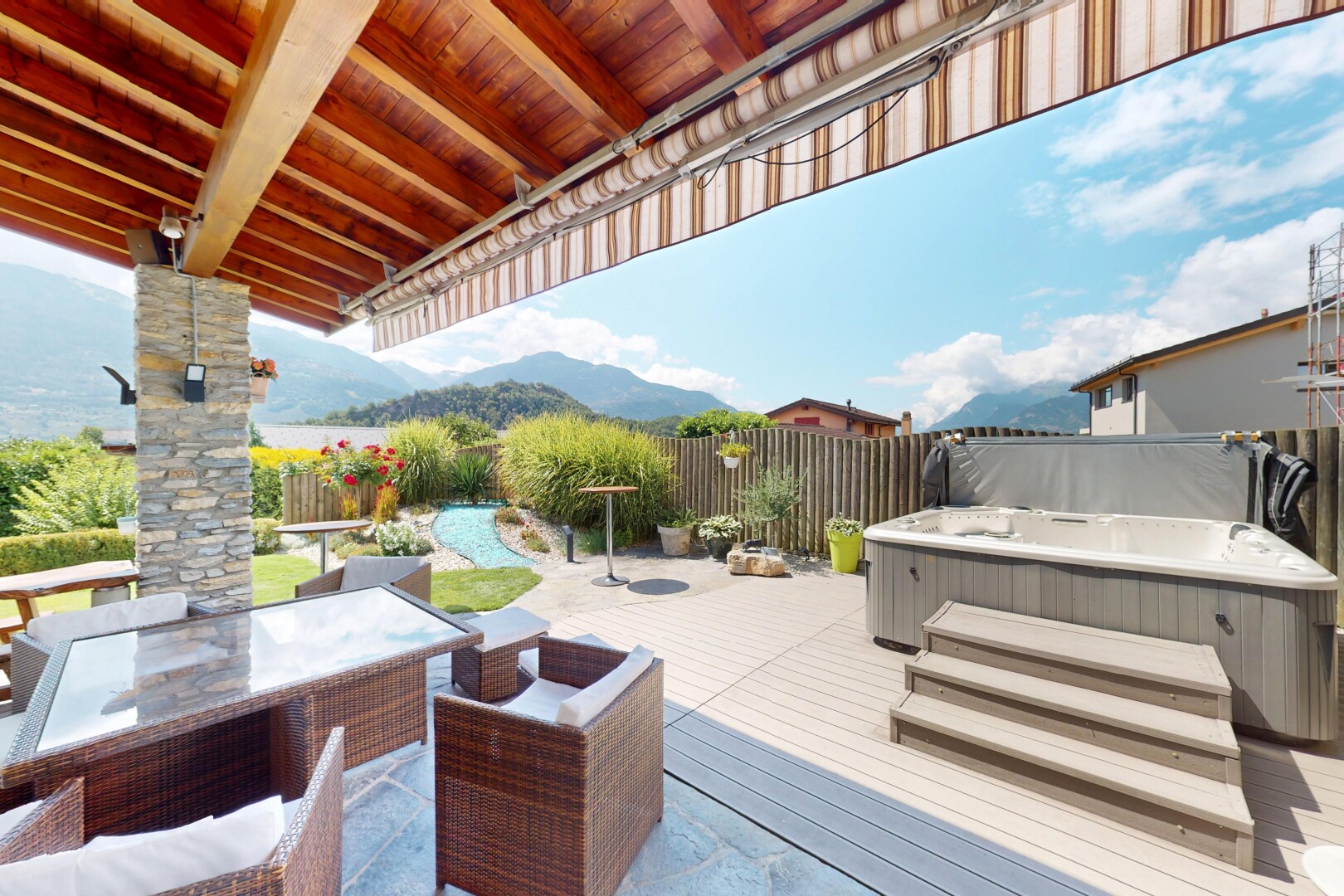 terrasse mit whirlpool, deck, day time, from property, und zaun