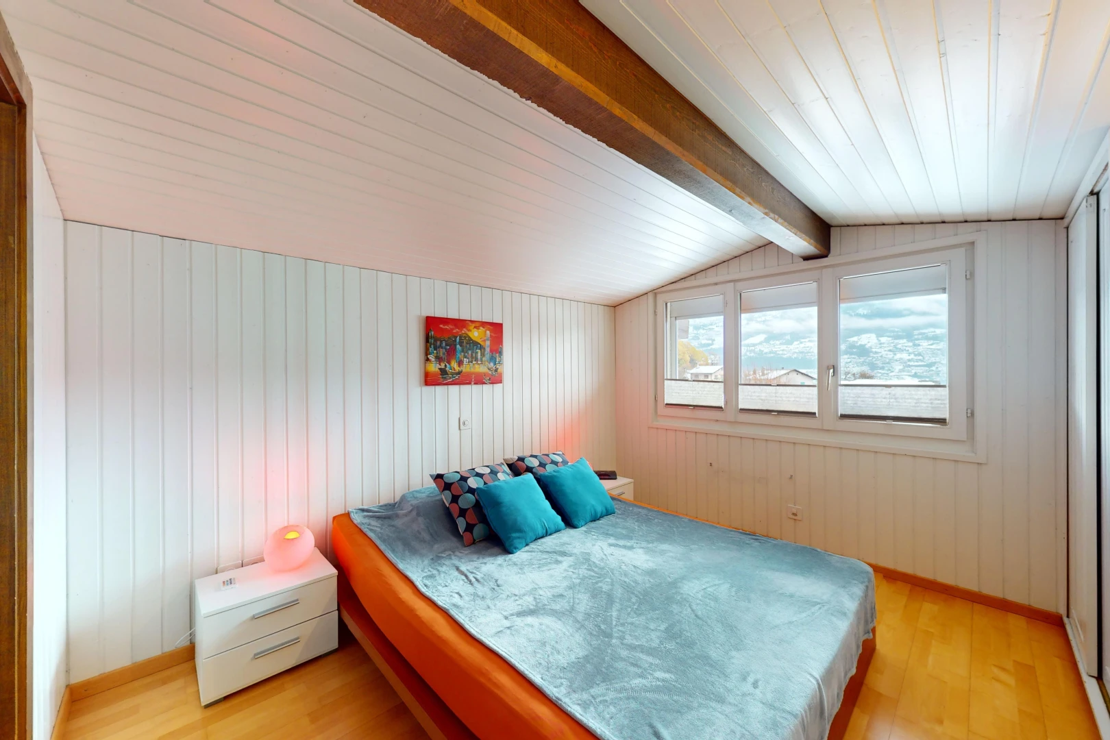 zimmer / schlafzimmer mit dachschräge, parkettboden, balkendecke, natürliches licht, und holzwand
