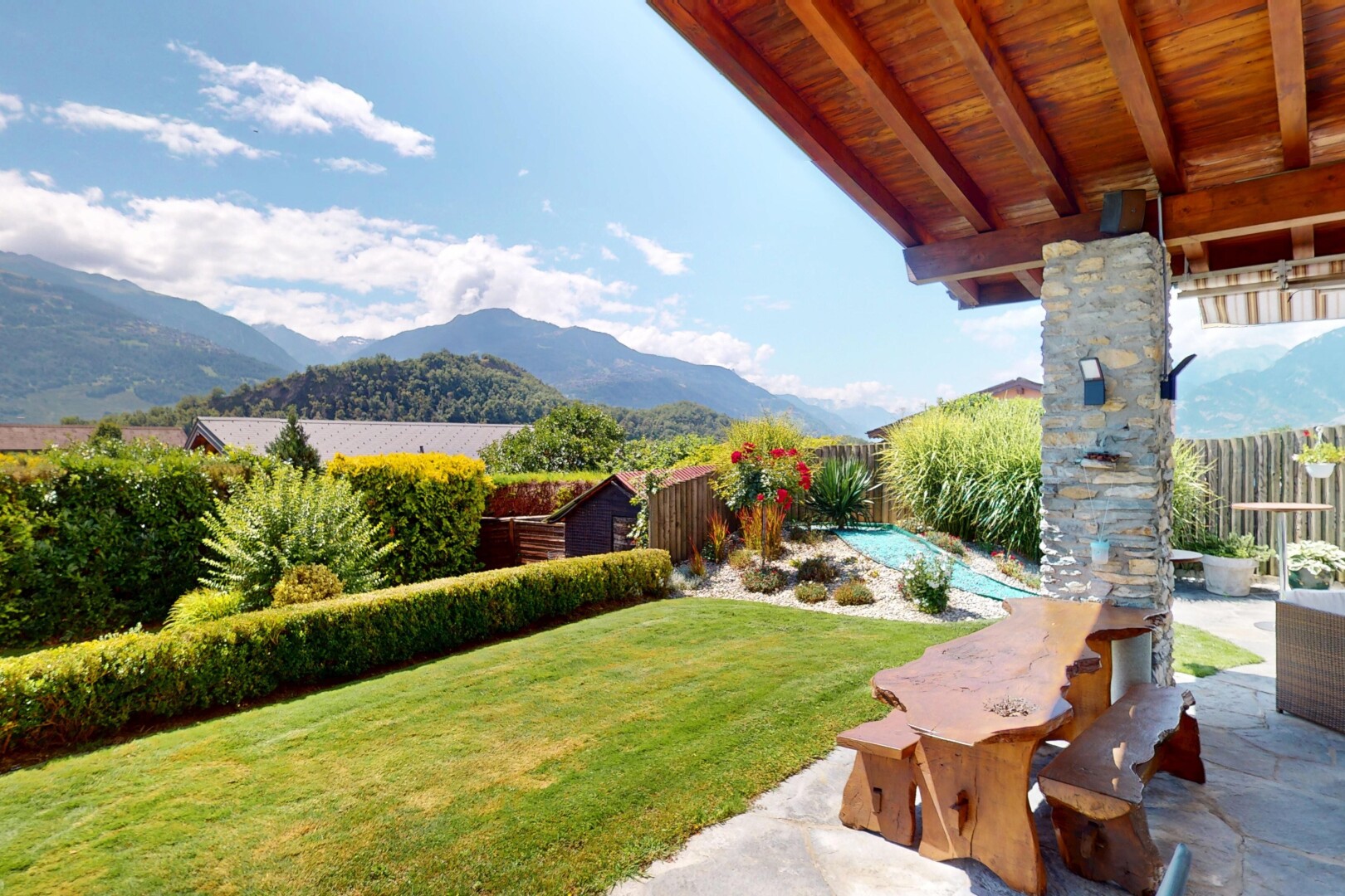 terrasse mit rasen, blick auf die berge, mountain view, zaun, und from property