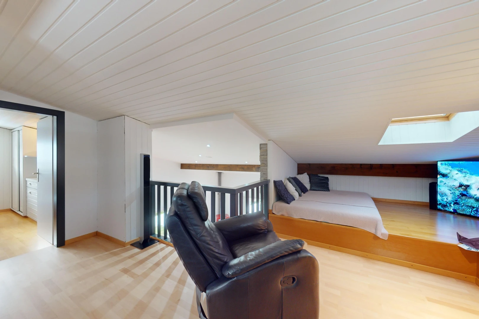 zimmer / schlafzimmer mit niedrige decke, fernseher, dachfenster, parkettboden, und dachschräge