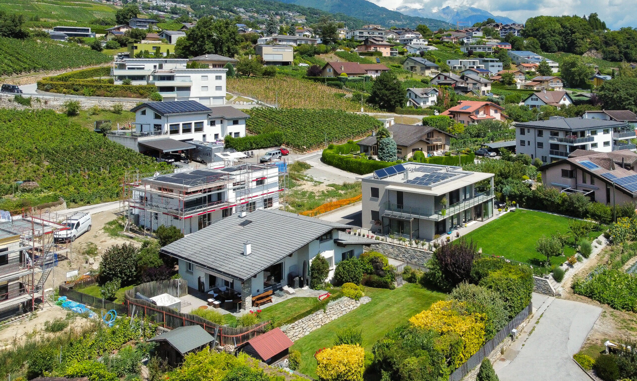 außenansicht mit orchard / agricultural view, blick auf obstgarten/agrarland, day time, mountain view, und blick auf die berge