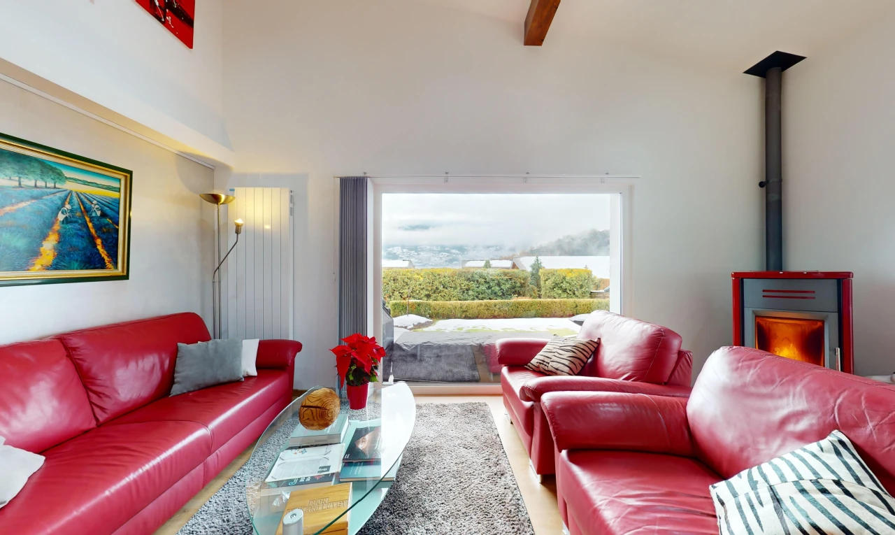 wohnzimmer mit parkettboden, balkendecke, natürliches licht, und hohe decke