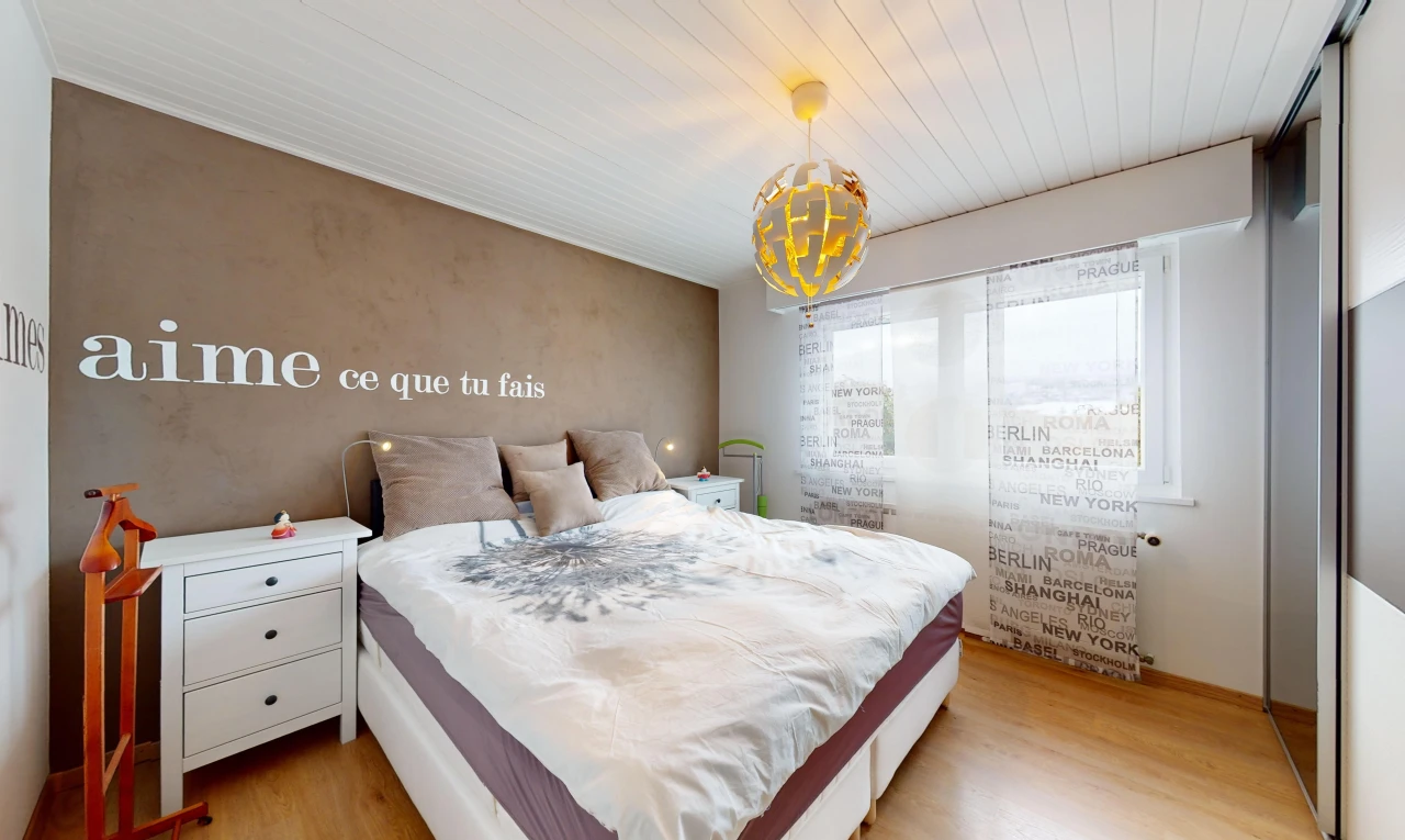 zimmer / schlafzimmer mit natürliches licht, holzdecke, und parkettboden