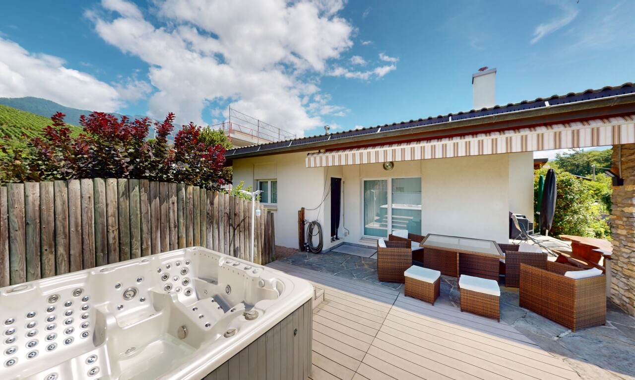 terrasse mit whirlpool, wohnraum im freien, property visible, day time, und deck