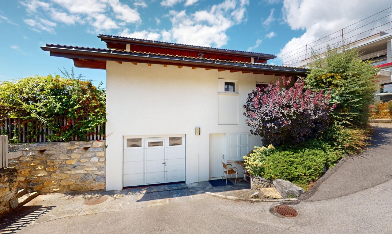 außenansicht mit eingebaute garage, property visible, day time, stuckverkleidung, und auffahrt
