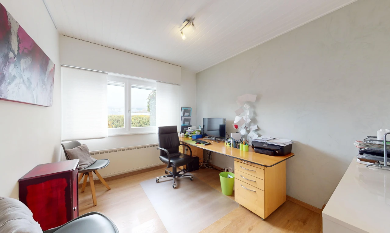 büro mit fernseher, natürliches licht, und parkettboden