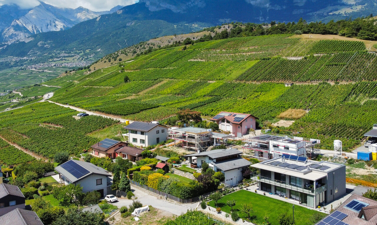 blick auf die berge mit blick auf obstgarten/agrarland, orchard / agricultural view, ländliche aussicht, rural view, und aerial view