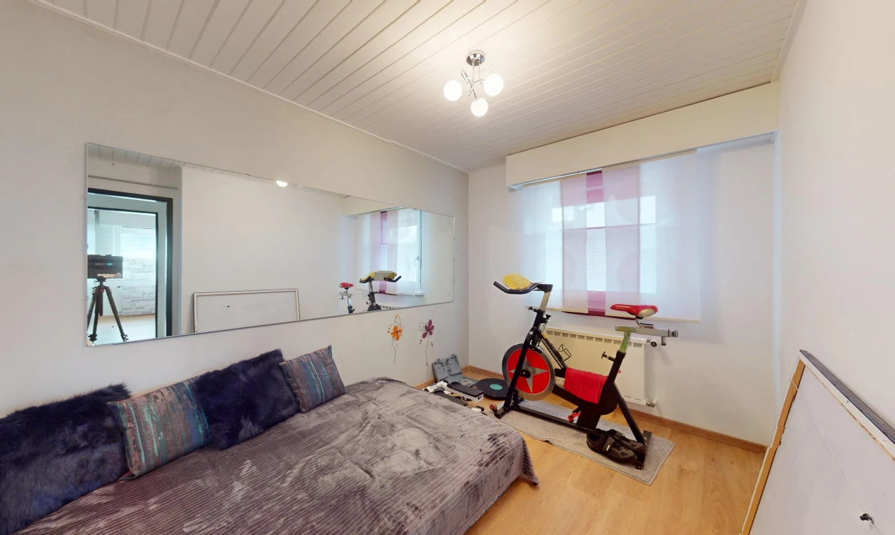 zimmer / schlafzimmer mit natürliches licht, parkettboden, und kühler