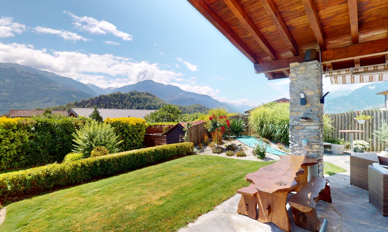 terrasse mit rasen, blick auf die berge, mountain view, zaun, und from property