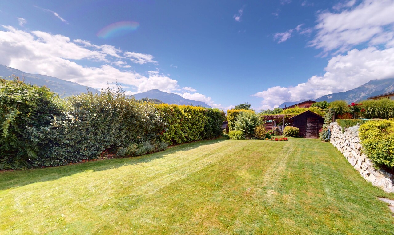 garten mit blick auf die berge, mountain view, day time, und rasen