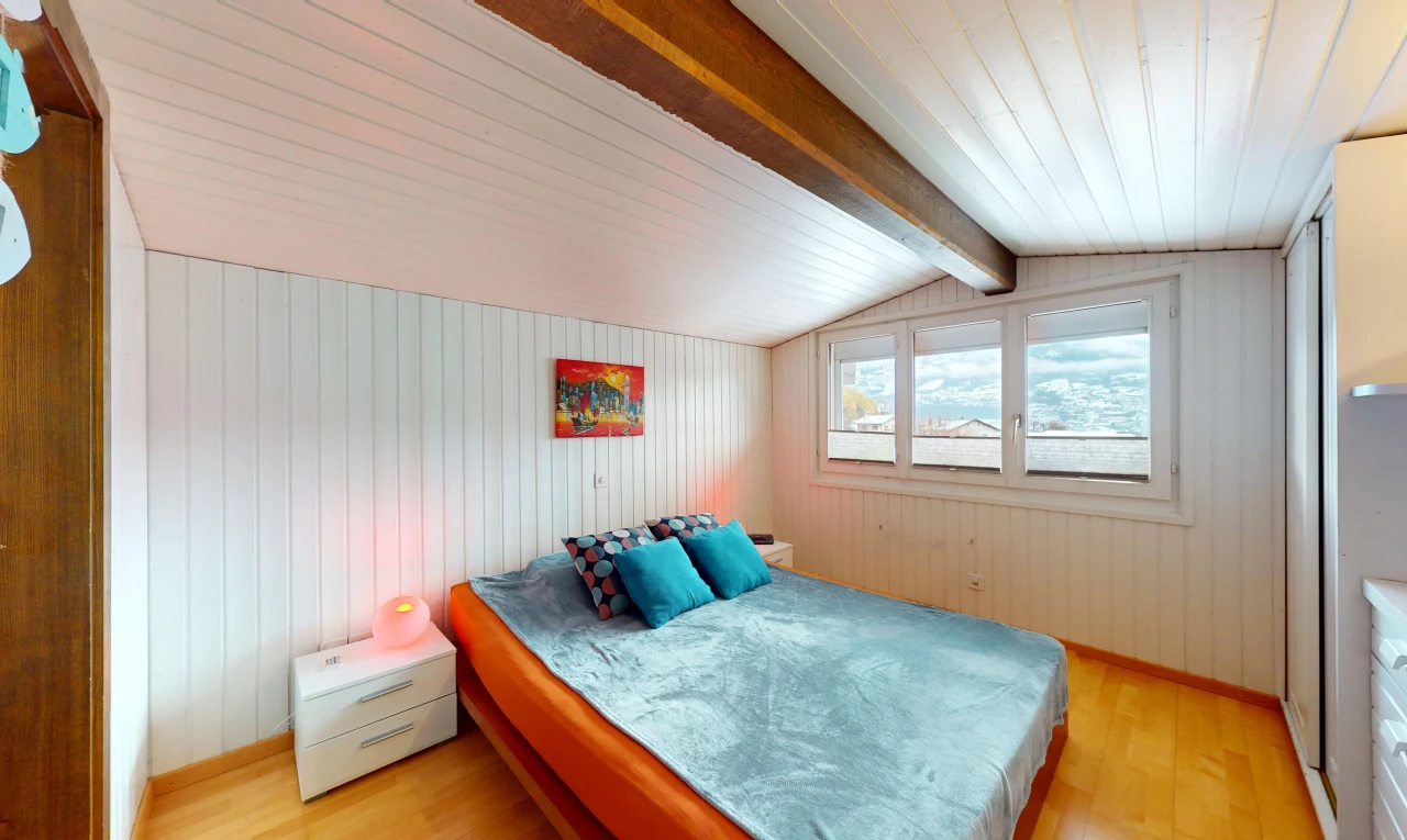 zimmer / schlafzimmer mit dachschräge, parkettboden, balkendecke, natürliches licht, und holzwand