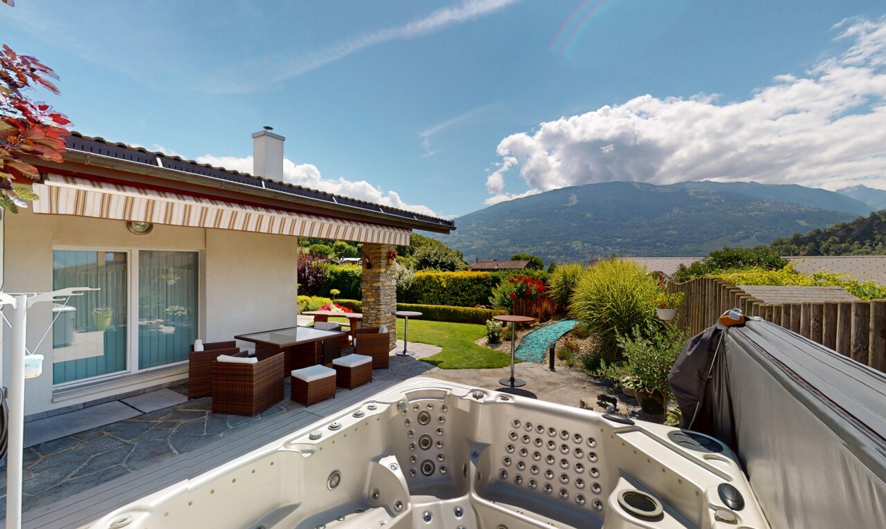 balkon mit blick auf die berge, mountain view, day time, und terrasse