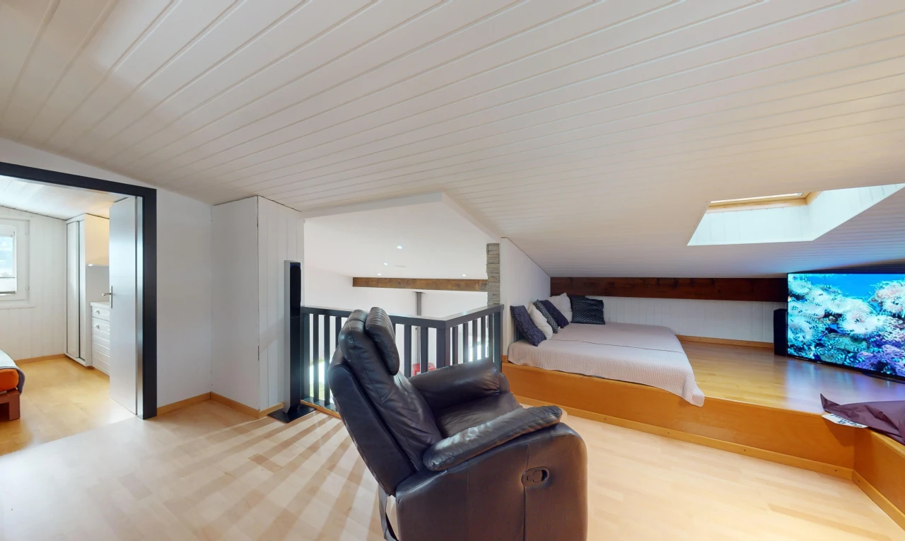 zimmer / schlafzimmer mit niedrige decke, fernseher, dachfenster, parkettboden, und dachschräge