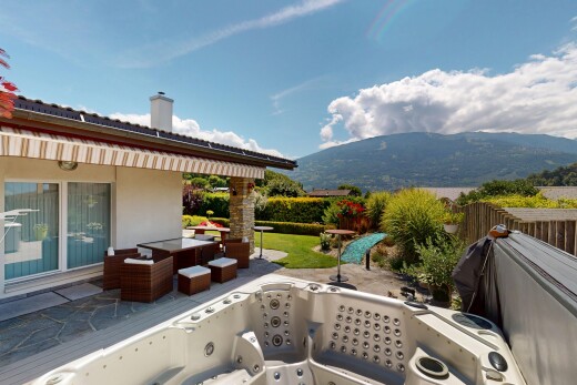 balkon mit blick auf die berge, mountain view, day time, und terrasse