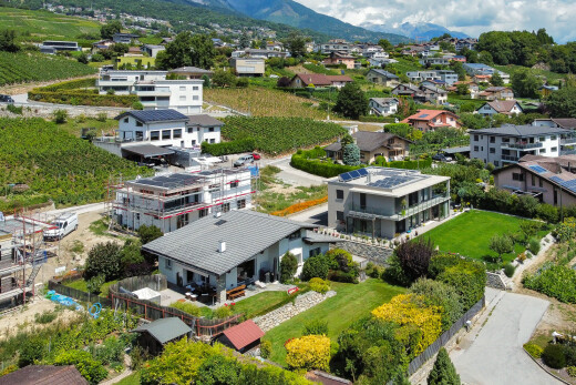 façade avec orchard / agricultural view, vue sur le verger/agriculture, day time, mountain view, et vue sur la montagne