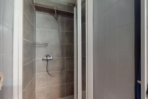 salle de bains avec douche