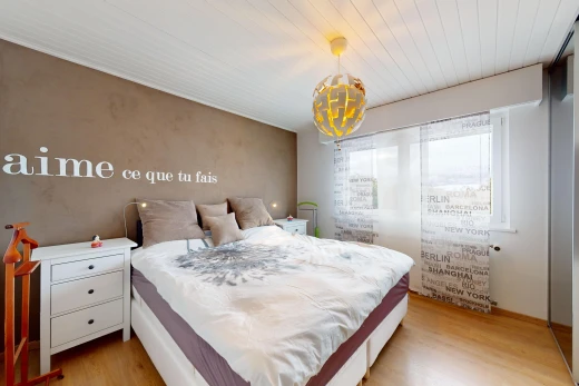 chambre avec plafond de bois, lumière naturelle, et plancher de bois