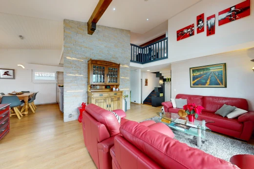 salon / salle à manger avec poutres apparentes, lumière naturelle, haut plafond, et plancher de bois