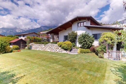 jardin avec day time, pelouse, clôture, et property visible