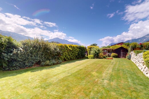 jardin avec vue sur la montagne, mountain view, day time, et pelouse