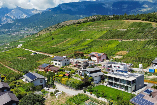vue sur la montagne avec vue sur le verger/agriculture, orchard / agricultural view, vue rurale, rural view, et aerial view