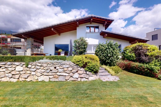 outdoor house featuring stucco siding and a yard