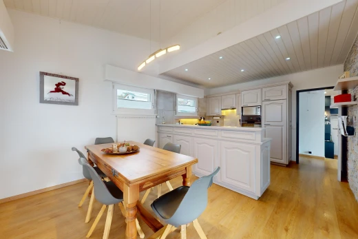 salle à manger avec plafond de bois, lumière naturelle, poutres apparentes, et plancher de bois