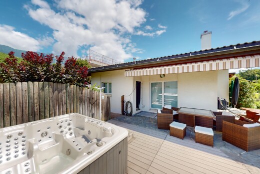 terrasse avec bain à remous, espace de vie extérieur, property visible, day time, et terrasse