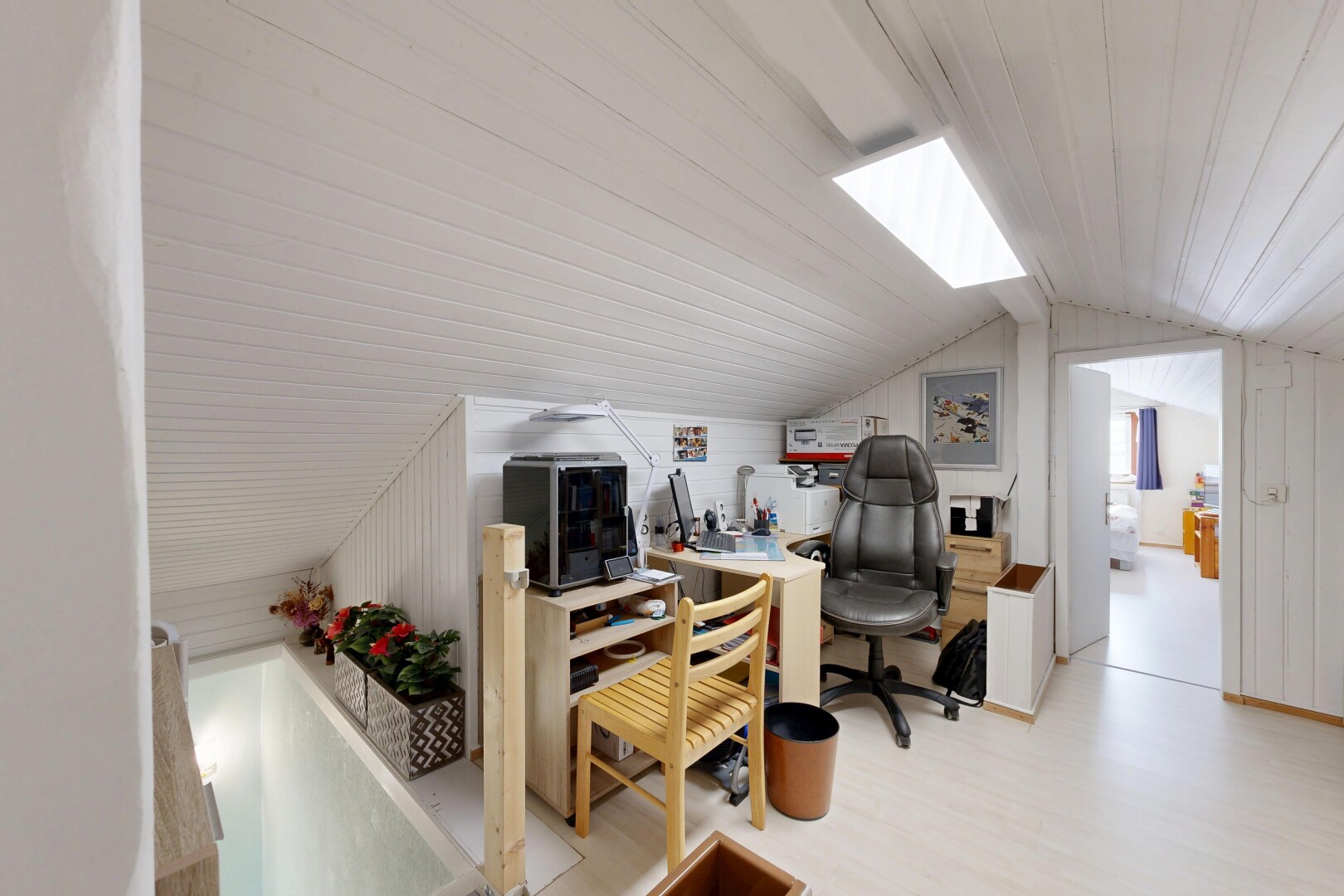 bureau avec plafond voûté, vaulted ceiling, plafond bas, low ceiling, et inside property