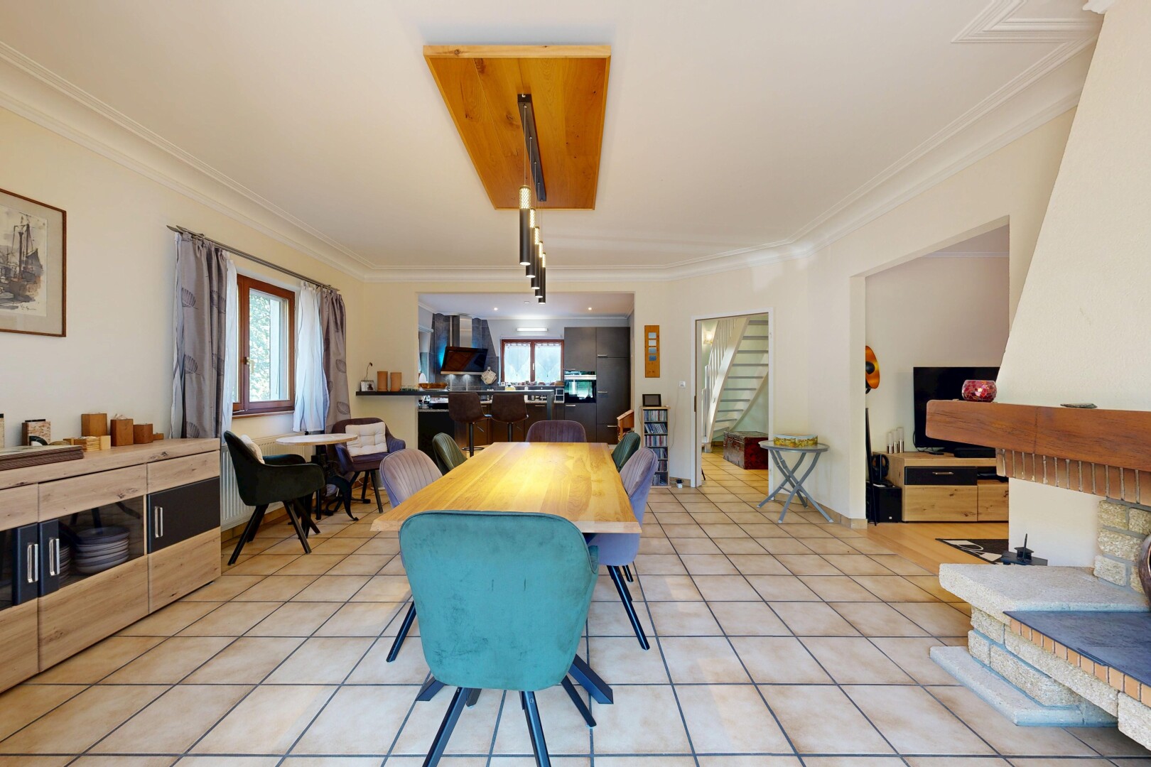 salle à manger avec escaliers, drywall, cloison sèche, télévision, et crown molding