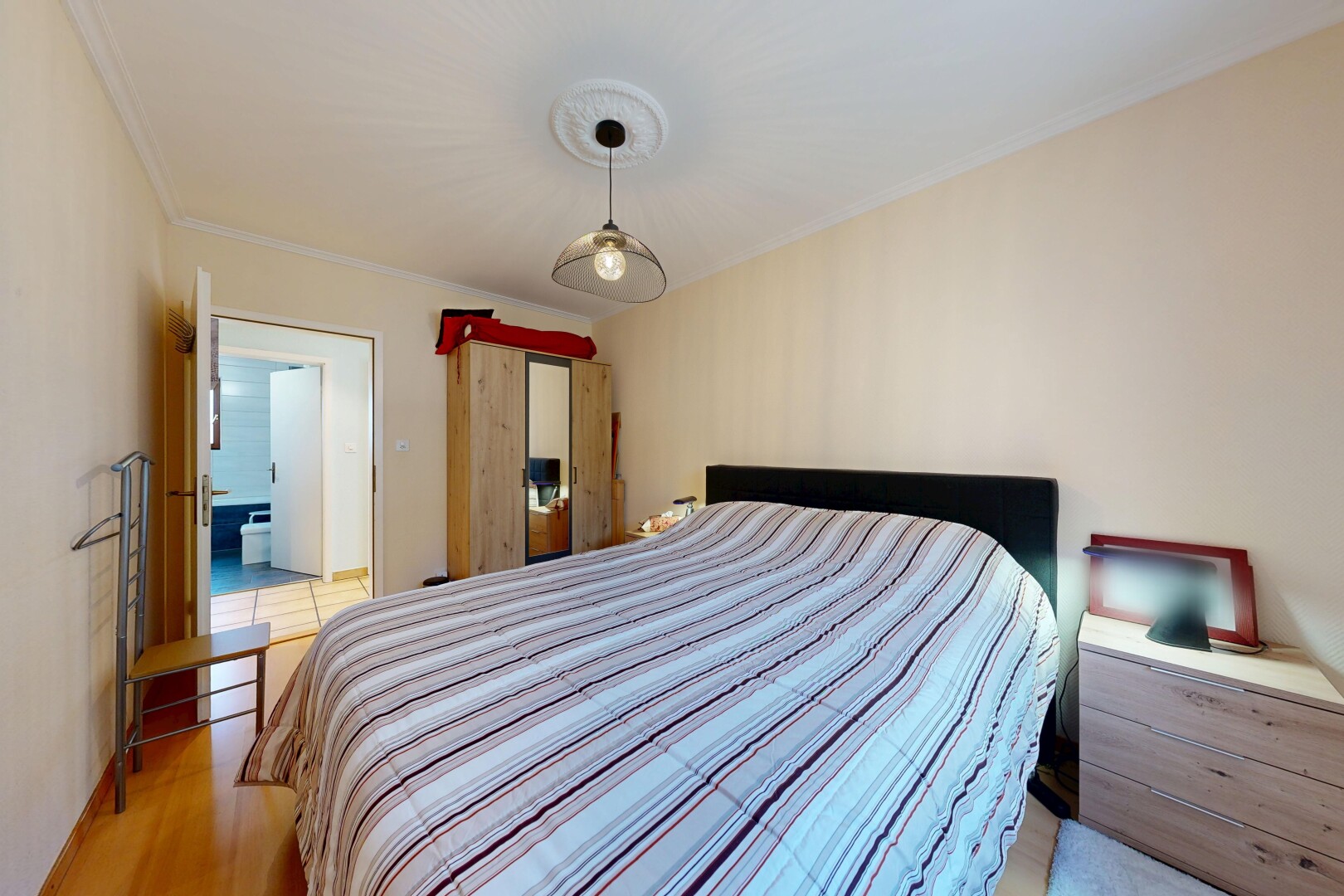 chambre avec cloison sèche, drywall, moulures, crown molding, et éclairage suspendu