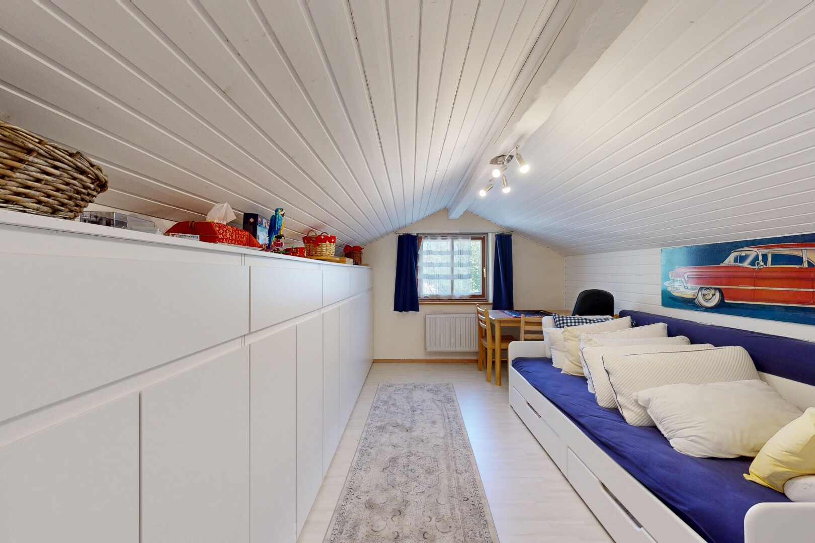chambre avec éclairage sur rail, lumière naturelle, plafond bas, low ceiling, et pièce supplémentaire