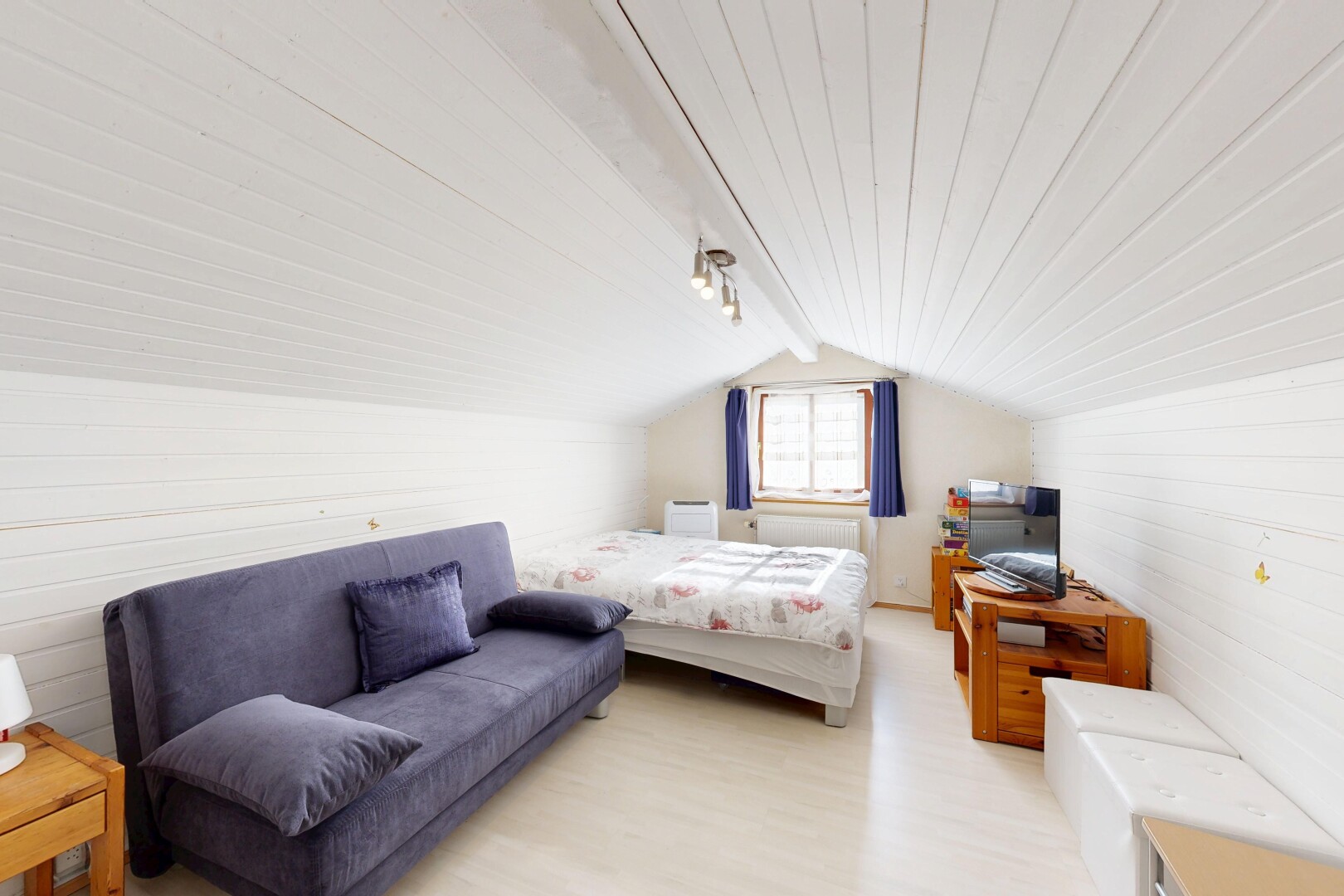 chambre avec lumière naturelle, pièce supplémentaire, plafond voûté, vaulted ceiling, et plafond bas