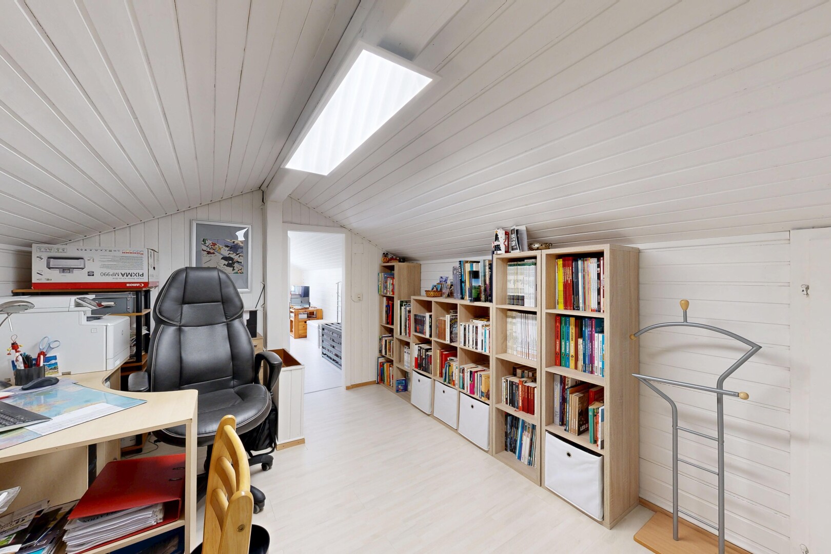 bureau avec plafond bas, low ceiling, mur en bois, wood wall, et plafond voûté