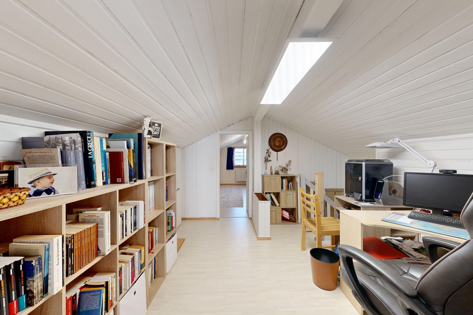 bureau avec low ceiling, plafond bas, vaulted ceiling, plafond voûté, et télévision