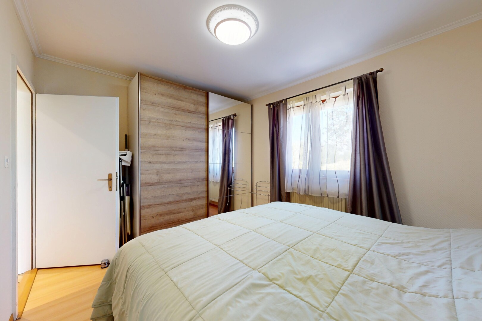 chambre avec drywall, cloison sèche, light floor, crown molding, et moulures