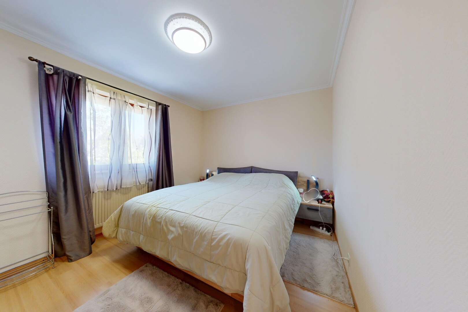 chambre avec lumière naturelle, sol en finition bois, wood finish floor, inside property, et cloison sèche