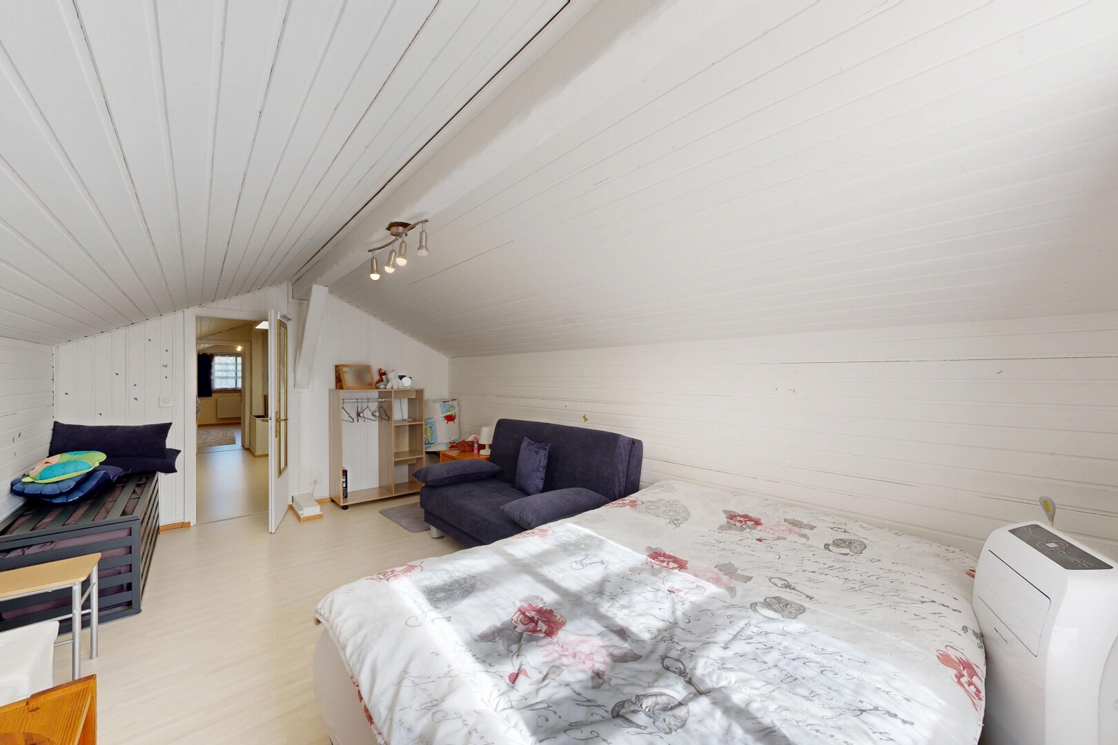 chambre avec pièce supplémentaire, plafond bas, low ceiling, plafond voûté, et vaulted ceiling