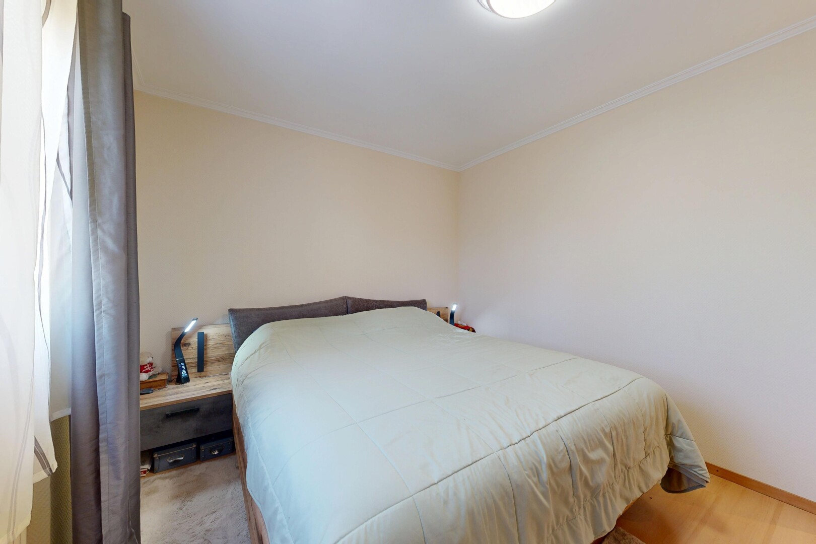 chambre avec drywall, cloison sèche, inside property, crown molding, et moulures