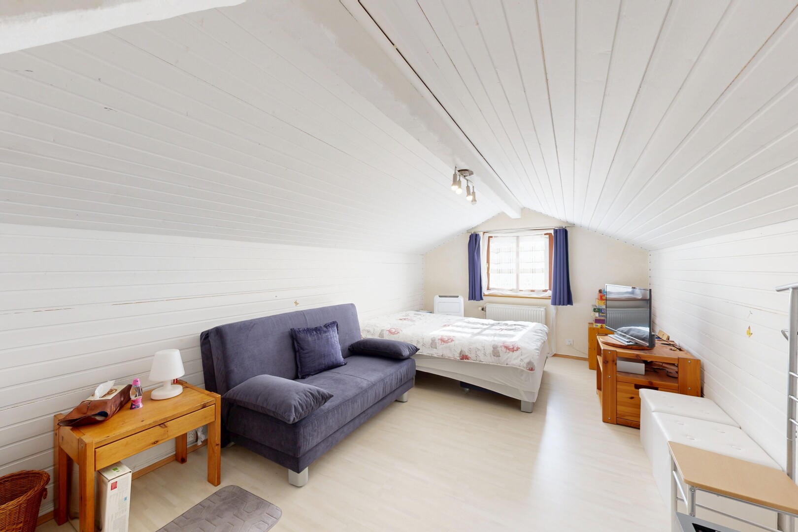 chambre avec pièce supplémentaire, lumière naturelle, plafond voûté, vaulted ceiling, et plafond bas